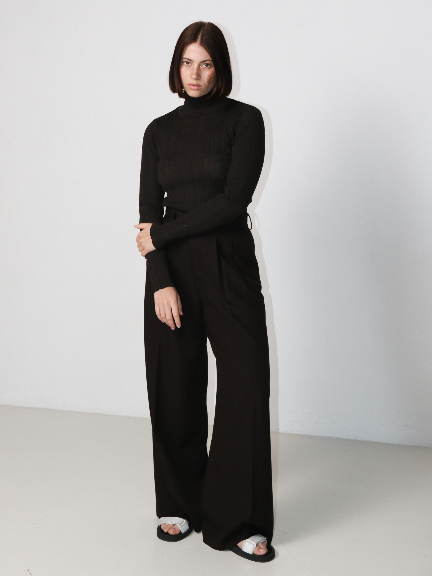 Ribbed brown Roll Neck | Rhea.